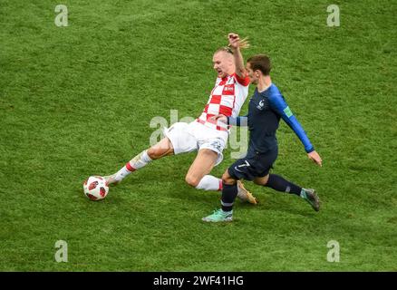 Mosca, Russia – 15 luglio 2018. Il difensore della nazionale croata Domagoj Vida e l'attaccante francese Antoine Griezmann durante la finale di Coppa del mondo 2018 Foto Stock