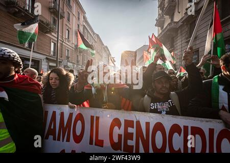 Milano, Italia. 28 gennaio 2024. Foto Marco Ottico/LaPresse 28 - 01 - 2023 Milano, Italia - Cronaca - Manifestazione Palestinesi Piazzale Loreto via Padova foto Marco Ottico/LaPresse 28 - 01 - 2024 Milano, Italia - News - dimostrazione palestinese Piazzale Loreto via Padova credito: La Presse/Alamy Live News Foto Stock