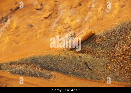 Minerais oxydés au sol de l'ancien site minier d'Abbaretz Foto Stock