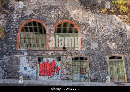 Mattoncini e imbarcati su un edificio abbandonato in un muro di pietra nell'isola delle Canarie di Santa Cruz, la Palma, Spagna. Foto Stock