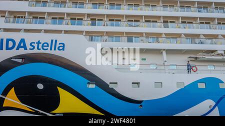 La nave da crociera Aida stella è ormeggiata presso il principale terminal delle navi da crociera di Santa Cruz, la Palma, Spainat, le isole Canarie. Foto Stock