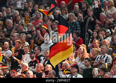 Colonia, Germania. 28 gennaio 2024. I tifosi tedeschi durante il terzo e quarto posto finale del menÂ &#x80;&#x99;s EHF Euro 2024 match tra Svezia e Germania alla Lanxess Arena di Colonia, Germania credito: Independent Photo Agency/Alamy Live News Foto Stock