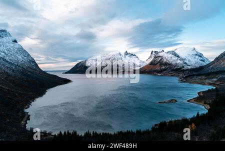 Maestà artica: Il crepuscolo scende sulle montagne innevate di Senja, l'isola serena della Norvegia Foto Stock