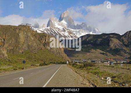 Cerro Fitzroy incombe sulla città di El Chalten in Argentina. Foto Stock