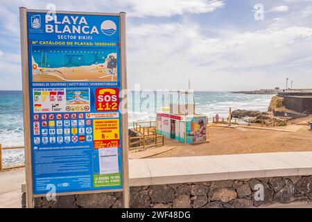 Informazioni sulla salute e la sicurezza bacheca informativa sulla sicurezza in spiaggia presso una stazione di bagnino, Playa Blanca, Fuerteventura. Foto Stock