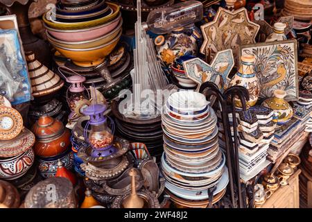 Bazar di Dubai con una varietà di ceramiche in stile folcloristico Foto Stock
