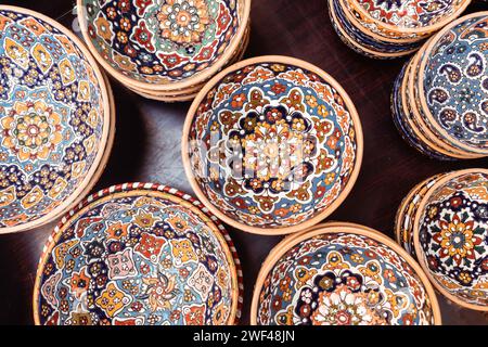 Bazar di Dubai con una varietà di ceramiche in stile folcloristico Foto Stock