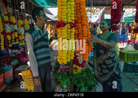 Vadodara, India - 14 gennaio 2024: Venditori di fiori al mercato di Khanderao a Vadodara, Gujarat, India. Foto Stock