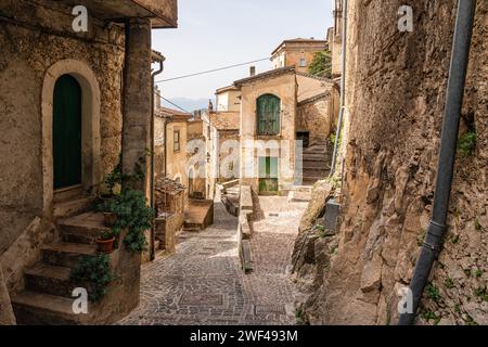 Il centro storico dal bellissimo borgo di Pesche, in provincia di Isernia, Molise, Italia. Foto Stock