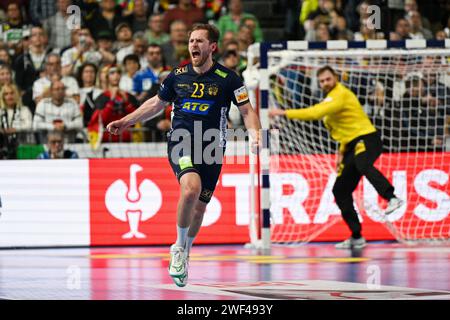 Colonia, Germania. 28 gennaio 2024. Felicità di Albin Lagergren (Svezia) dopo aver segnato un gol durante la finale del 3° e 4° posto della menÂ&#x80;&#x99;S EHF Euro 2024 tra Svezia e Germania alla Lanxess Arena di Colonia, Germania credito: Independent Photo Agency/Alamy Live News Foto Stock