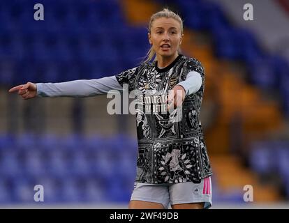 Leah Williamson dell'Arsenal si riscalda prima del Barclays Women's Super League Match a Prenton Park, Birkenhead. Data foto: Domenica 28 gennaio 2024. Foto Stock