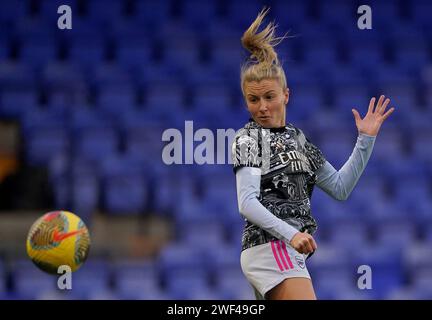 Leah Williamson dell'Arsenal si riscalda prima del Barclays Women's Super League Match a Prenton Park, Birkenhead. Data foto: Domenica 28 gennaio 2024. Foto Stock