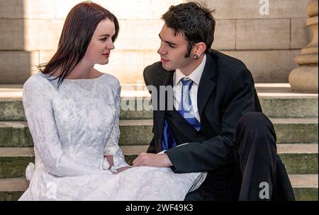 Una coppia alla moda è felice di avere le fotografie scattate durante la giornata nel centro di Dundee, in Scozia Foto Stock