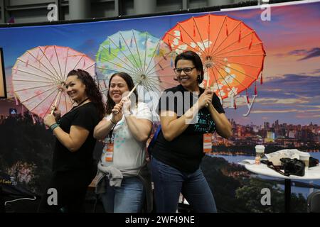 New York, USA. 27 gennaio 2024. I visitatori si mettono in posa per scattare foto con ombrelli tradizionali cinesi in carta olio al New York Travel & Adventure Show 2024 a New York, negli Stati Uniti, 27 gennaio 2024. La cultura cinese risplende brillantemente al New York Travel & Adventure Show del 2024 sabato, catturando i visitatori con una vibrante esposizione di tradizione e arte. Crediti: Liu Yanan/Xinhua/Alamy Live News Foto Stock