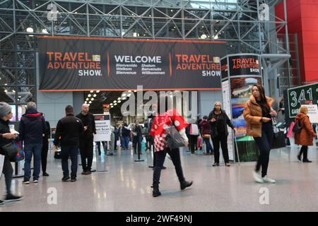New York, USA. 27 gennaio 2024. I visitatori sono visti al New York Travel & Adventure Show 2024 a New York, negli Stati Uniti, 27 gennaio 2024. La cultura cinese risplende brillantemente al New York Travel & Adventure Show del 2024 sabato, catturando i visitatori con una vibrante esposizione di tradizione e arte. Crediti: Liu Yanan/Xinhua/Alamy Live News Foto Stock