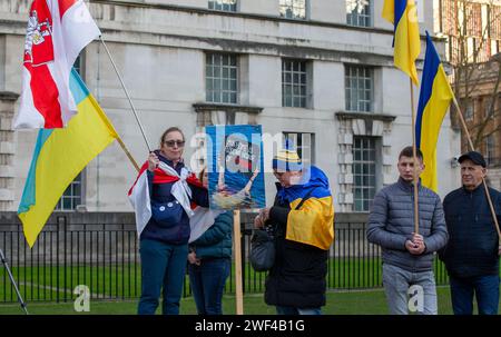 Londra, Regno Unito. 28 gennaio 2024. Manifestanti e attivisti si radunano contro le invasioni russe dell'Ucraina e la guerra in Ucraina nella loro protesta settimanale di fronte a Downing Street a Whitehall, Westminster Credit: Richard Lincoln/Alamy Live News Foto Stock