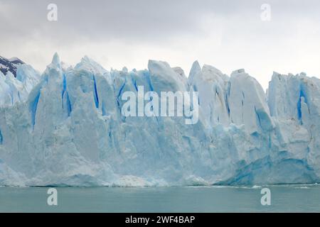 Scogliera di ghiaccio alla fine del ghiacciaio Perito Moreno sul Lago Argentino, parte del Parco Nazionale Los Glaciares in Argentina Foto Stock