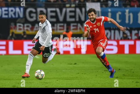 Lipsia, Germania – 15 novembre 2018. L'ala della nazionale di calcio tedesca Serge Gnabry e il difensore russo Georgi Dzhikiya durante il Frie internazionale Foto Stock