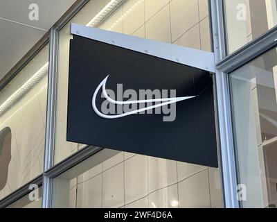 Stati Uniti. 24 novembre 2023. Cartello del negozio Nike esposto in modo prominente al City Center Bishop Ranch, San Ramon, California, 24 novembre 2023. (Foto di Smith Collection/Gado/Sipa USA) credito: SIPA USA/Alamy Live News Foto Stock