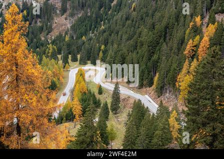 Strada panoramica tortuosa al passo Maloja in Svizzera in autunno Foto Stock