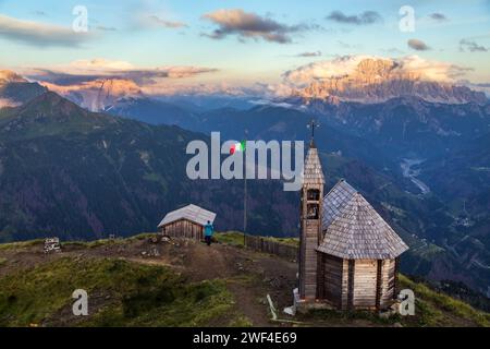 Vista serale dal Monte col DI Lana con cappella al Monte Pelmo e al Monte Civetta, uno dei migliori panorami delle Dolomiti italiane Foto Stock