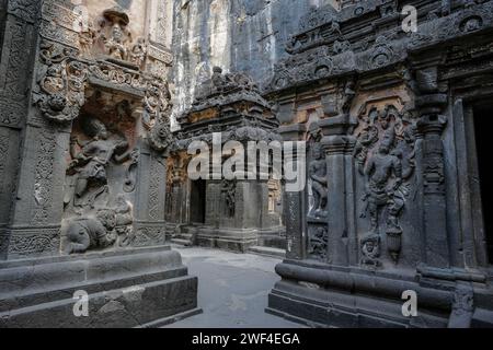 Ellora, India - 22 gennaio 2024: Tempio di Kailasa nel complesso delle grotte di Ellora nel distretto Aurangabad del Maharashtra, India. Foto Stock