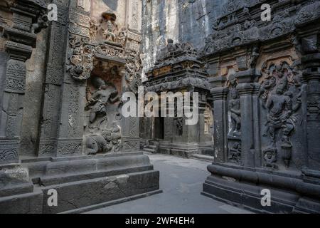 Ellora, India - 22 gennaio 2024: Tempio di Kailasa nel complesso delle grotte di Ellora nel distretto Aurangabad del Maharashtra, India. Foto Stock