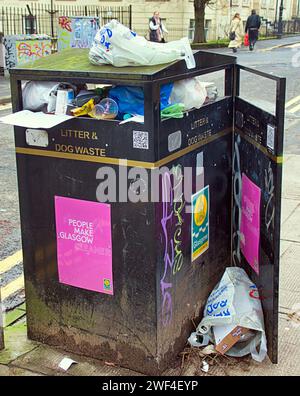 Glasgow, Scozia, Regno Unito. 23 gennaio 2024. Tempo nel Regno Unito: Giornata miserabile riflessa nelle strade distopiche mentre la gente del posto lotta in un ambiente degrado. La raccolta dei rifiuti è un problema che sta emergendo in città. Credit Gerard Ferry/Alamy Live News Foto Stock