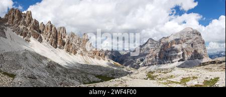 Valle Val Travenanzes e parete rocciosa nel gruppo Tofane, Monte Tofana de Rozes, Alpi Dolomiti, Parco Nazionale Fanes, Italia Foto Stock