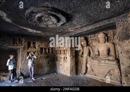 Ellora, India - 22 gennaio 2024: Due uomini visitano il complesso delle grotte di Ellora nel distretto Aurangabad del Maharashtra, India. Foto Stock