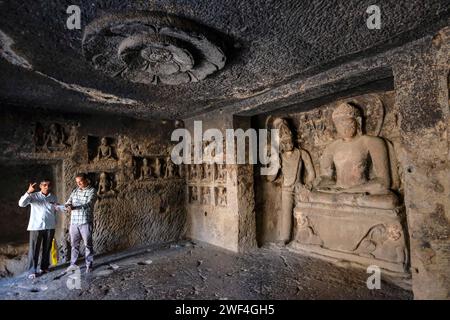 Ellora, India - 22 gennaio 2024: Due uomini visitano il complesso delle grotte di Ellora nel distretto Aurangabad del Maharashtra, India. Foto Stock