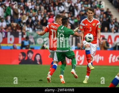 Mosca, Russia – 14 giugno 2018. Il centrocampista della nazionale di calcio dell'Arabia Saudita Salem Aldawsari contro i giocatori russi Roman Zobnin e Ilya Kutepov du Foto Stock