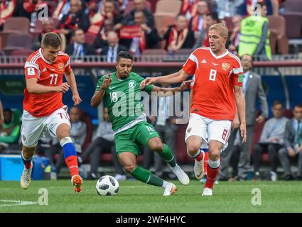 Mosca, Russia – 14 giugno 2018. Il centrocampista della nazionale di calcio dell'Arabia Saudita Salem Aldawsari contro i giocatori russi Roman Zobnin e Yury Gazinsky d Foto Stock