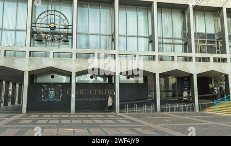 Britain, Southend-on-Sea City Centre, Southend City Council Civic Centre. 28 gennaio 2024. Persone che arrivano per partecipare a un servizio di commercio per il giorno dell'Olocausto. Il Southend City Council ha ospitato un Service of Commemoration per il Memorial Day dell'Olocausto con eventi simili che si sono tenuti in tutto il Regno Unito. Al servizio c'era il sopravvissuto all'Olocausto, Ivan Shaw BEM, che si rivolgeva alla folla. Il Memorial Day dell'Olocausto è un promemoria annuale che quasi 80 anni fa, sei milioni di ebrei sono stati uccisi durante la seconda guerra mondiale e milioni di persone uccise nella persecuzione nazista e nei successivi genocidi. Helen Cowles / Alamy Live Foto Stock