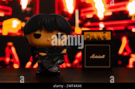 Washington, Stati Uniti - 7 ottobre 2023: Funko POP vinile figure of Wednesday with cello Foto Stock