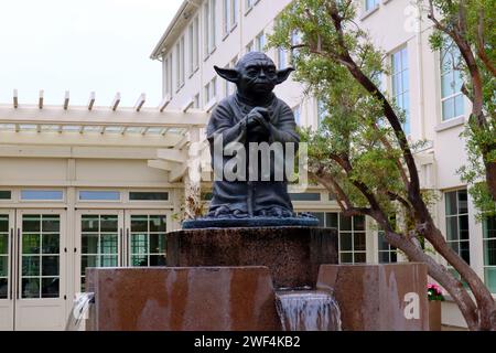 San Francisco, California: YODA Fountain. Fontana con una statua in bronzo del personaggio di Star Wars Yoda, installata negli uffici della Lucasfilm Foto Stock