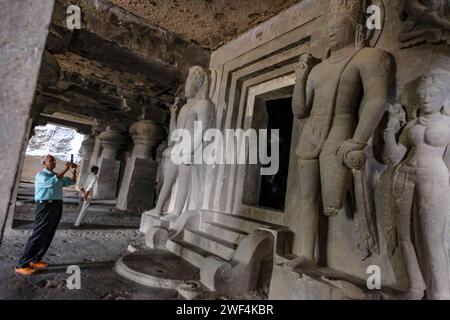 Ellora, India - 22 gennaio 2024: Due uomini visitano il complesso delle grotte di Ellora nel distretto Aurangabad del Maharashtra, India. Foto Stock