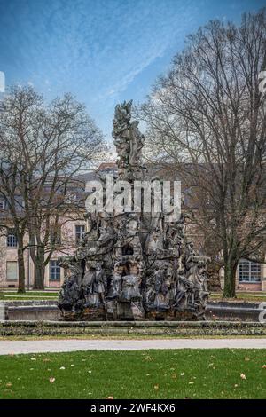 Erlangen, Germania - 16 dicembre 2023: La fontana ugonotta (Hugenottenbrunnen) con Friedrich-Alexander-Universität sullo sfondo. Foto Stock