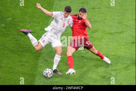 San Pietroburgo, Russia – 2 luglio 2021. Ricardo Rodriguez, difensore della nazionale svizzera, contro l'attaccante spagnolo Gerard Moreno durante l'EUR Foto Stock