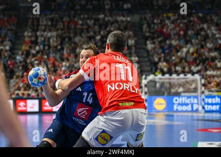 Colonia, Germania. 28 gennaio 2024. Kentin Mahe (Francia) in azione contro Rasmus Lauge Schmidt (Danimarca) durante il 2° e 1° posto finale del menÂ&#x80;&#x99;S EHF Euro 2024 match tra Francia e Danimarca alla Lanxess Arena di Colonia, Germania Credit: Independent Photo Agency/Alamy Live News Foto Stock