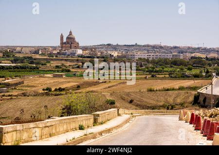 Vista panoramica di Xeuchia (IX-Xewkija) e della Rotonda Chiesa di San Giovanni Battista sull'isola di Gozo a Malta Foto Stock