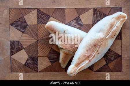 Pasticcini arabi ripieni su sfondo arabesco in legno Foto Stock