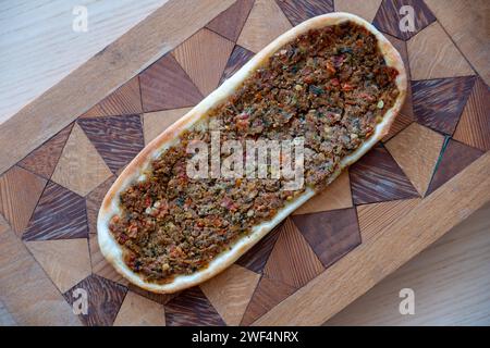 Pasticcini arabi ripieni su sfondo arabesco in legno Foto Stock