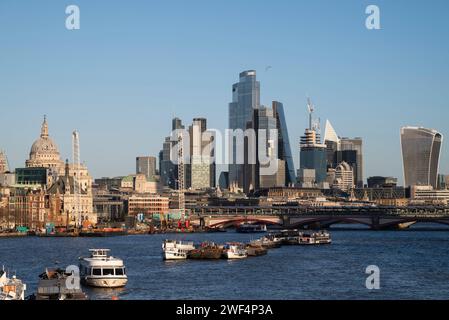 Vista del quartiere finanziario della città di Londra, tra cui la cattedrale di St Paul, dal Waterloo Bridge, Londra, Inghilterra, Regno Unito Foto Stock