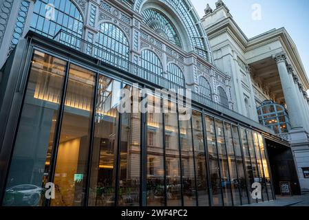 Paul Hamlyn Hall, una struttura in vetro e metallo adiacente alla Royal Opera House che serve come spazio di ricevimento con un ristorante e champagne bar, Lon Foto Stock