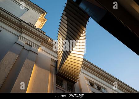 Il Ponte dell'aspirazione sopra Floral Street collega la Royal Ballet School alla Royal Opera House al 4° piano. Il ponte è stato progettato da Wilki Foto Stock