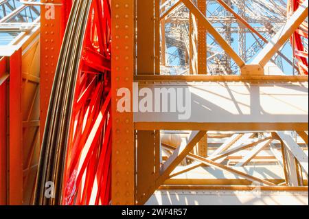 Vista astratta all'interno della Torre Eiffel Foto Stock