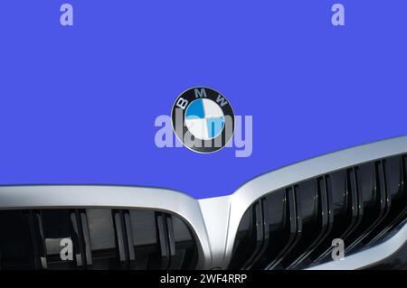OCALA, FLORIDA - 2 NOVEMBRE 2023 emblema del logo BMW sul cofano blu intenso. Bavaria Motor Works multinazionale tedesca produttrice di veicoli di lusso Foto Stock