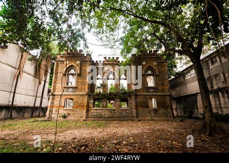 Architettura neogotica facciata rimanente del Palazzo abbandonato Foto Stock