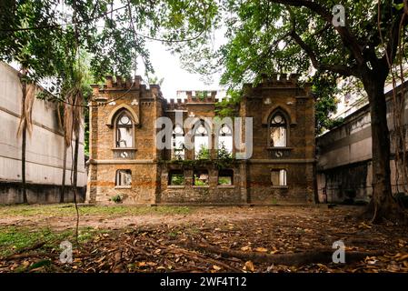 Architettura neogotica facciata rimanente del Palazzo abbandonato Foto Stock